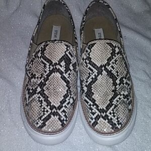 Steve Madden Women 9.5Snake Print Sneakers - Black and White